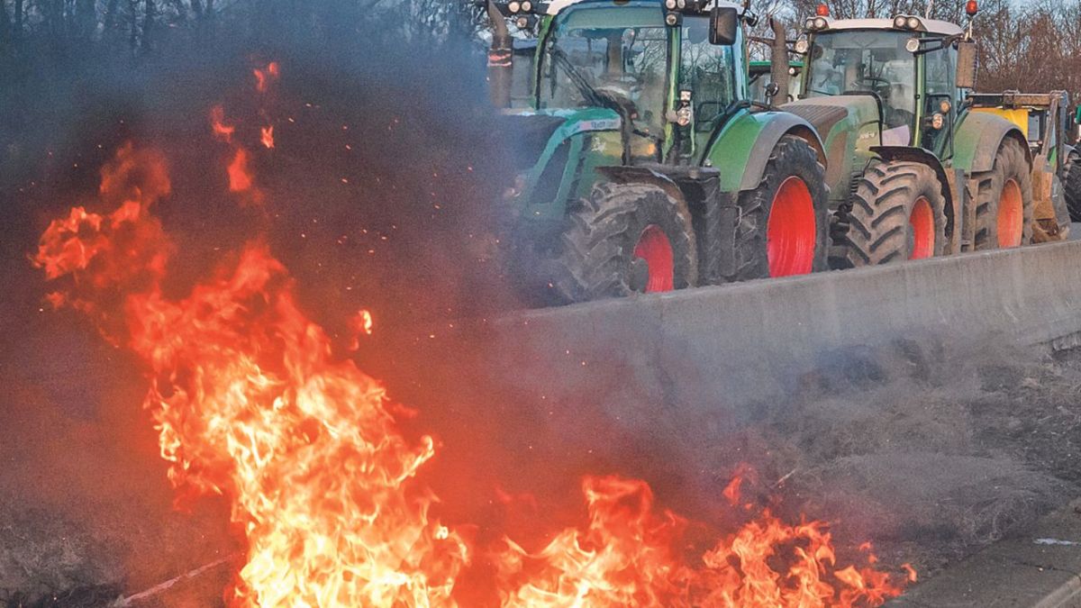 BLOQUEO. Los agricultores pararon ayer el tráfico durante una protesta en dos autopistas de Namur.