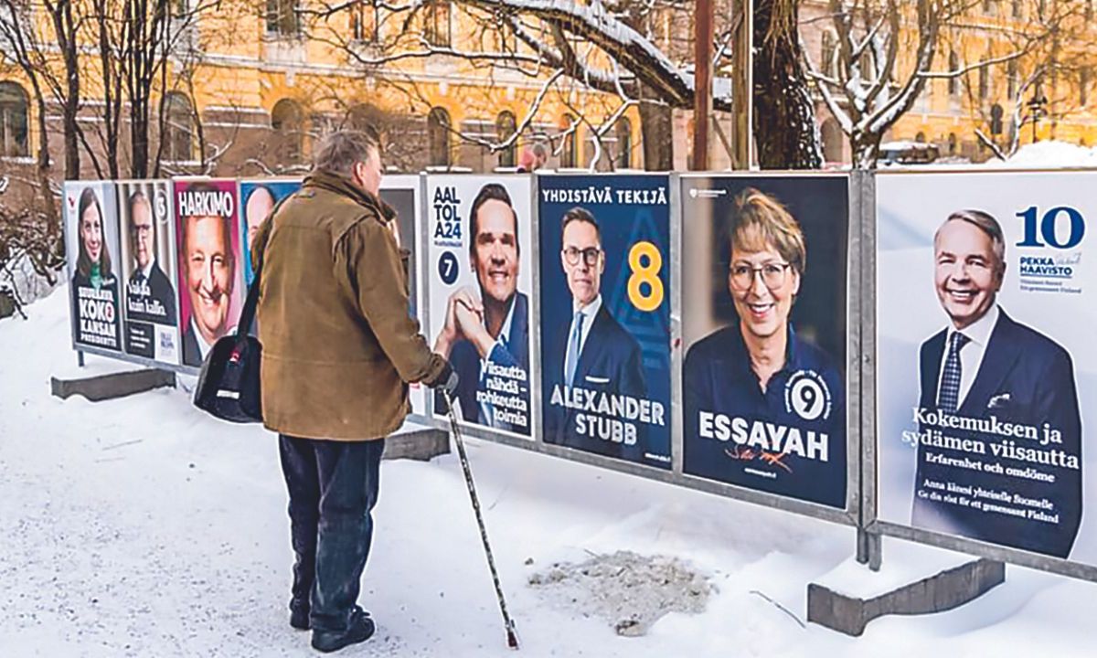 OPCIONES. Un ciudadano finlandés observa los carteles de campaña de las distintas opciones para Presidente, antes de la primera vuelta que se realizó ayer, donde Alexander Stubb y Pekka Haavisto obtuvieron la mayoría de votos en la elección.