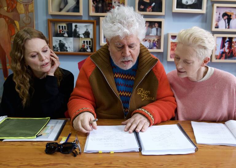 Julianne Moore, Pedro ALmodóvar y Tilda Swinton leyendo el guión de "La habitación de al lado".