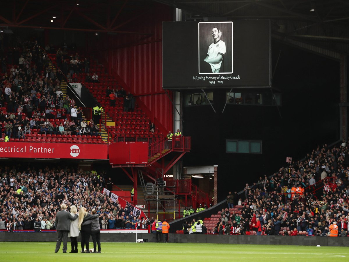 Homenaje realizado a Maddy Cusack luego de su muerte en el estadio del Sheffield United.
