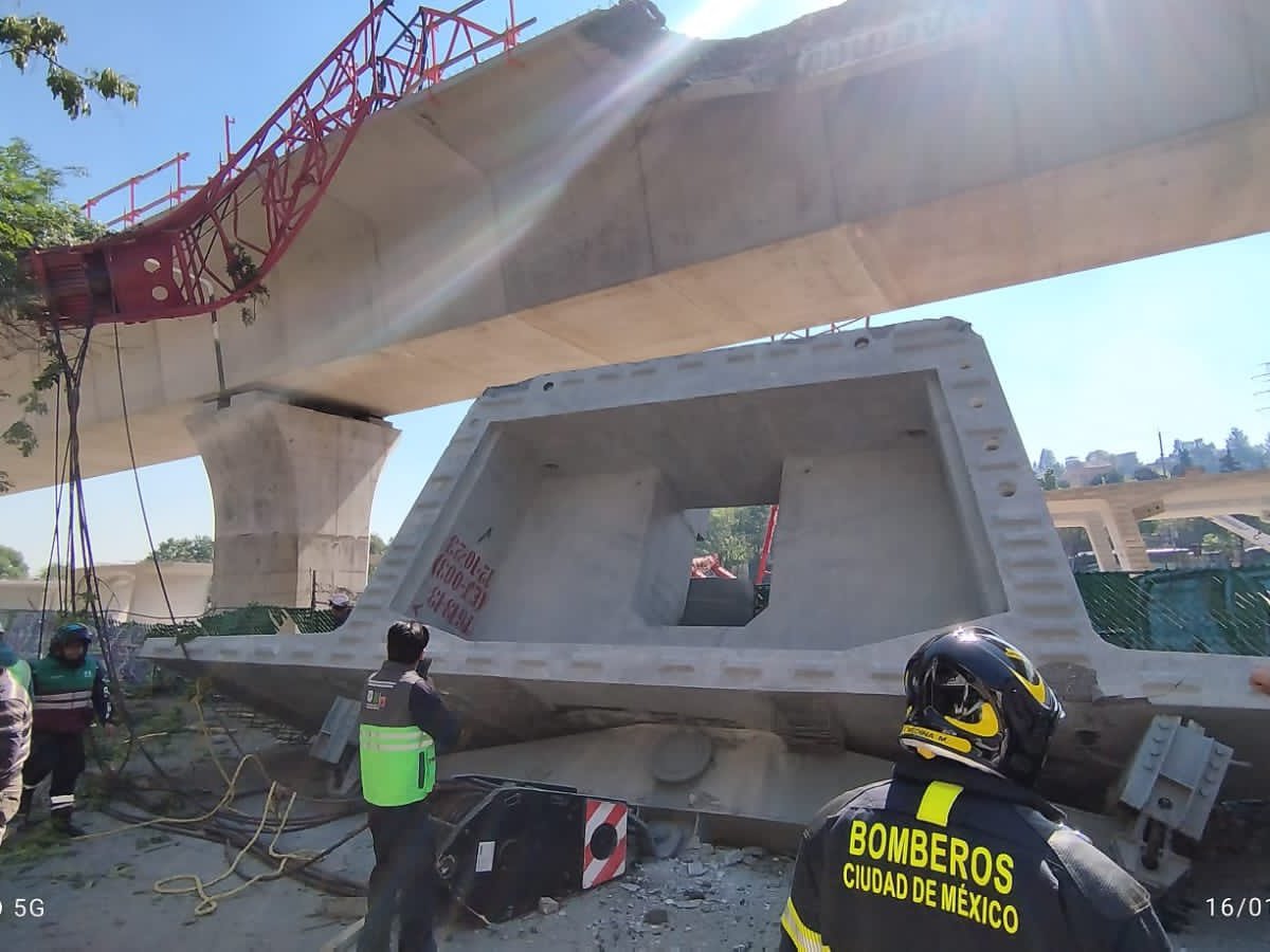 La Secretaría de Obras y Servicios de la Ciudad de México reportó que no se registran lesionados tras la caída de una trabe.