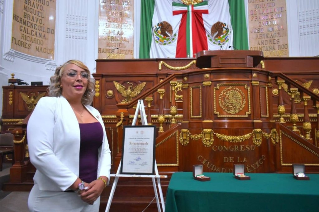 Samantha Gomes Fonseca en la condecoración por la Medalla al Mérito de las y los Defensores de Derechos Humanos 2022.
