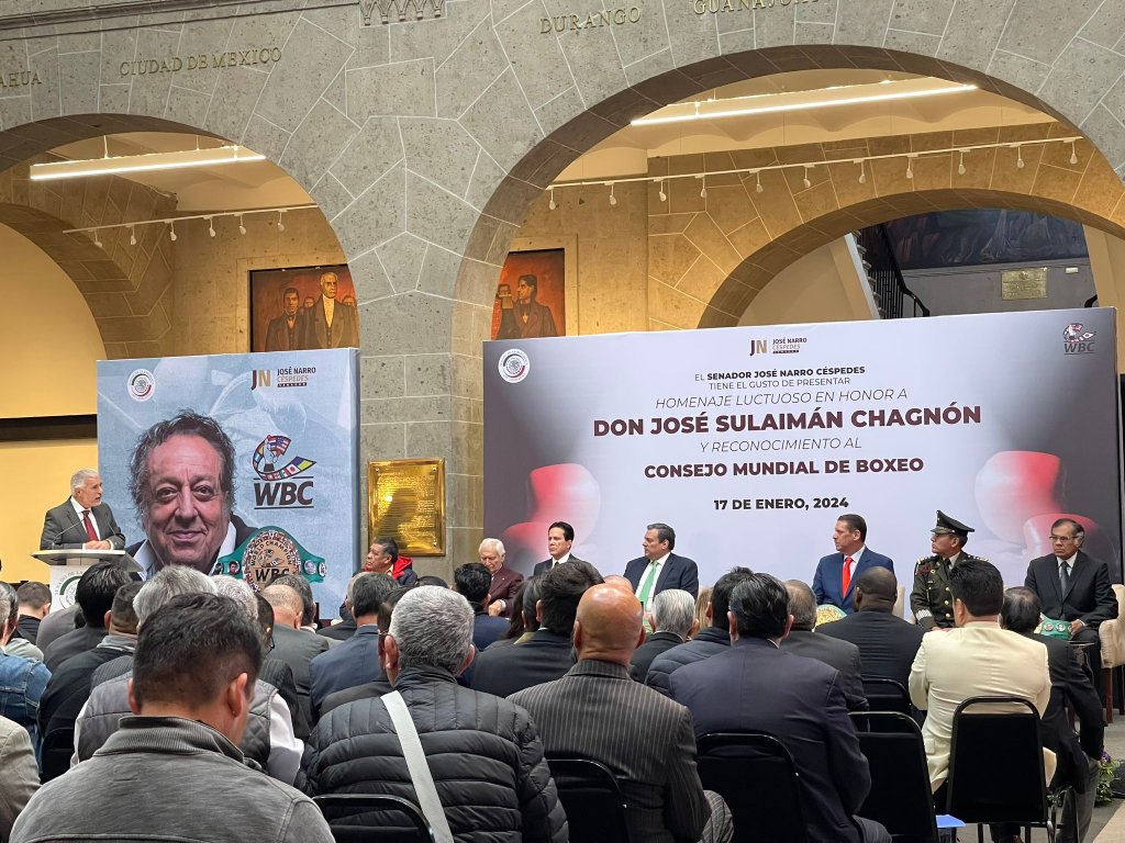 Funcionarios públicos homenajean al fallecido boxeador José Sulaimán Changón a diez años de su acaecimiento.