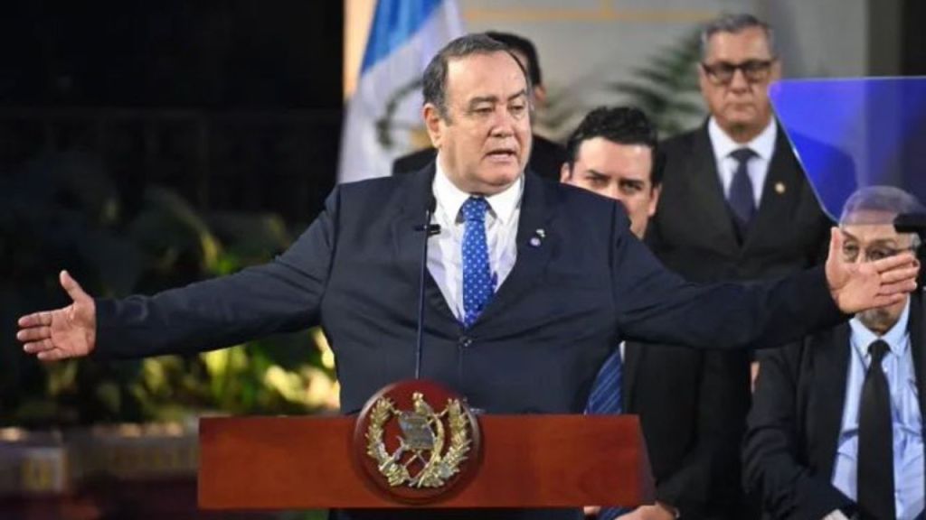 Impiden entrada de Giammattei, expresidente de Guatemala, a EU por ‘corrupción’