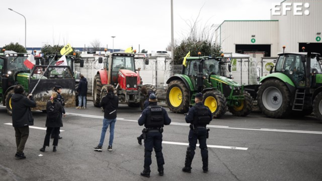 Detienen a agricultores en Francia por protestas en París