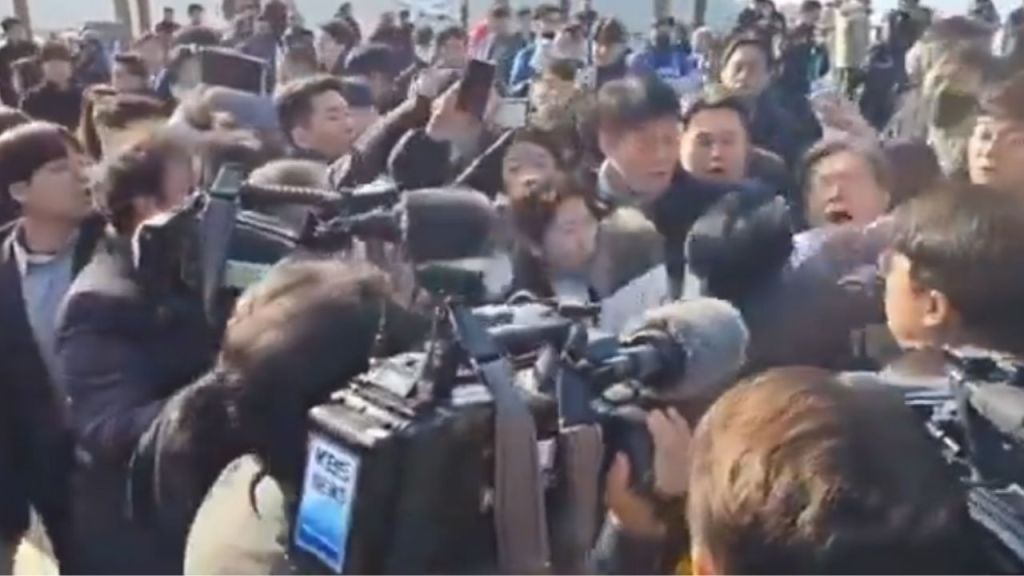 Sujeto ataca a Lee Jae-myung, líder de la oposición de Corea del Sur