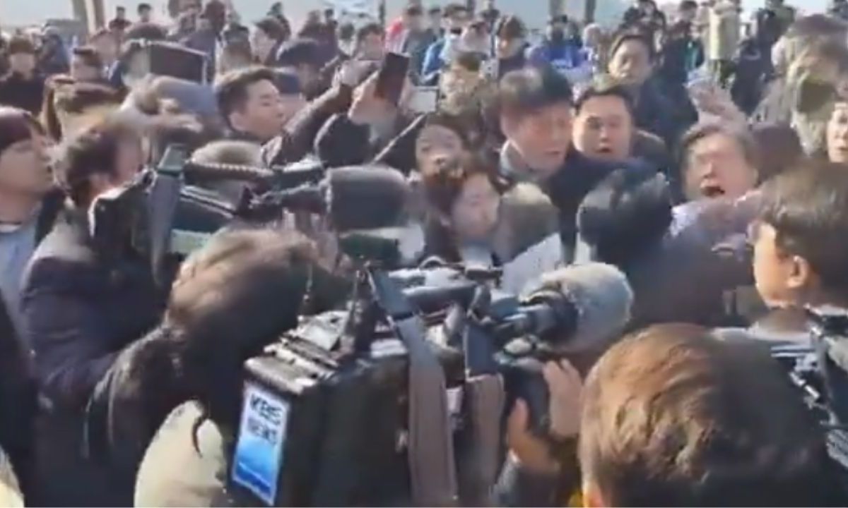 Sujeto ataca a Lee Jae-myung, líder de la oposición de Corea del Sur