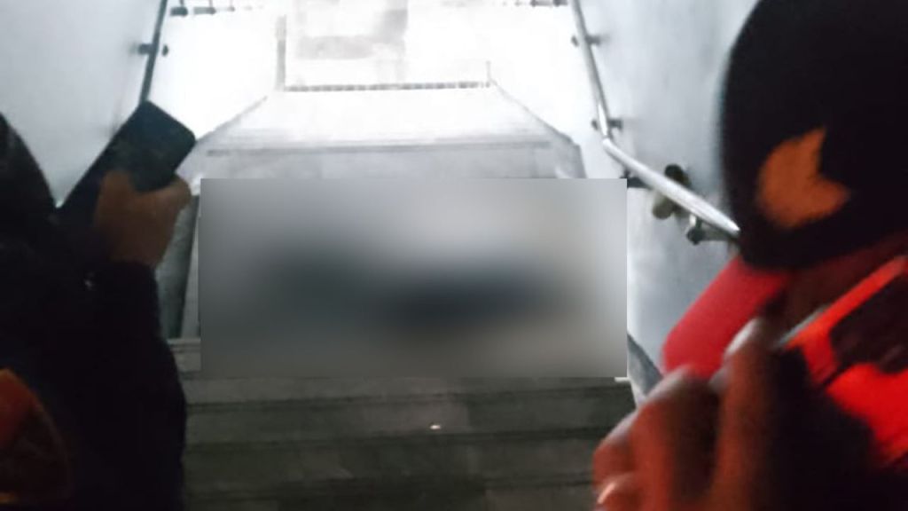 Empleada de limpieza encuentra sin vida a un hombre en escaleras del Metro Pantitlán