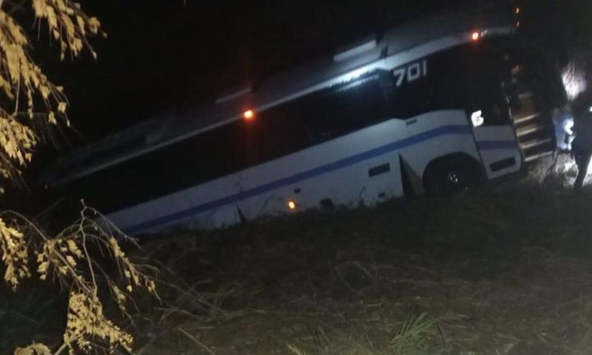 Autobús con migrantes volcó en la carretera Panamericana 190