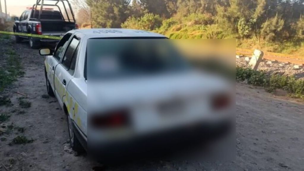 Encuentran cuatro cuerpo al interior de un taxi en Valle de Chalco; dos en la cajuela y dos en los asientos