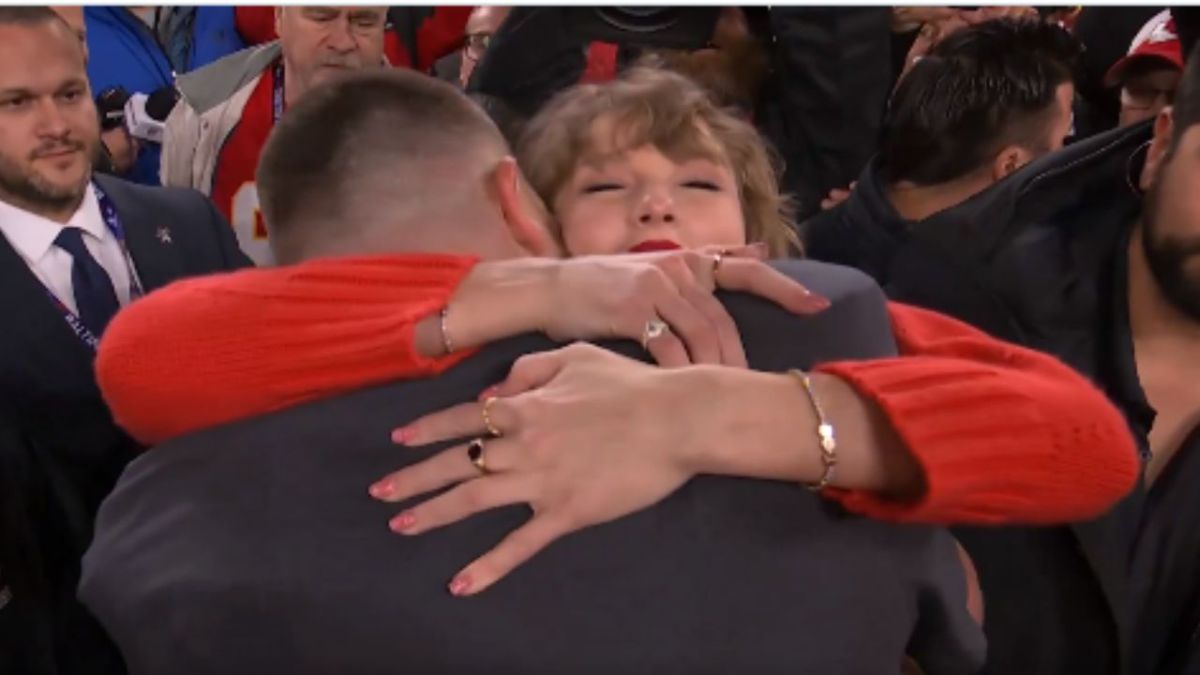 Foto:Captura de pantalla|VIDEO: Así fue el beso de Taylor Swift y Travis Kelce para festejar su pase al Super Bowl