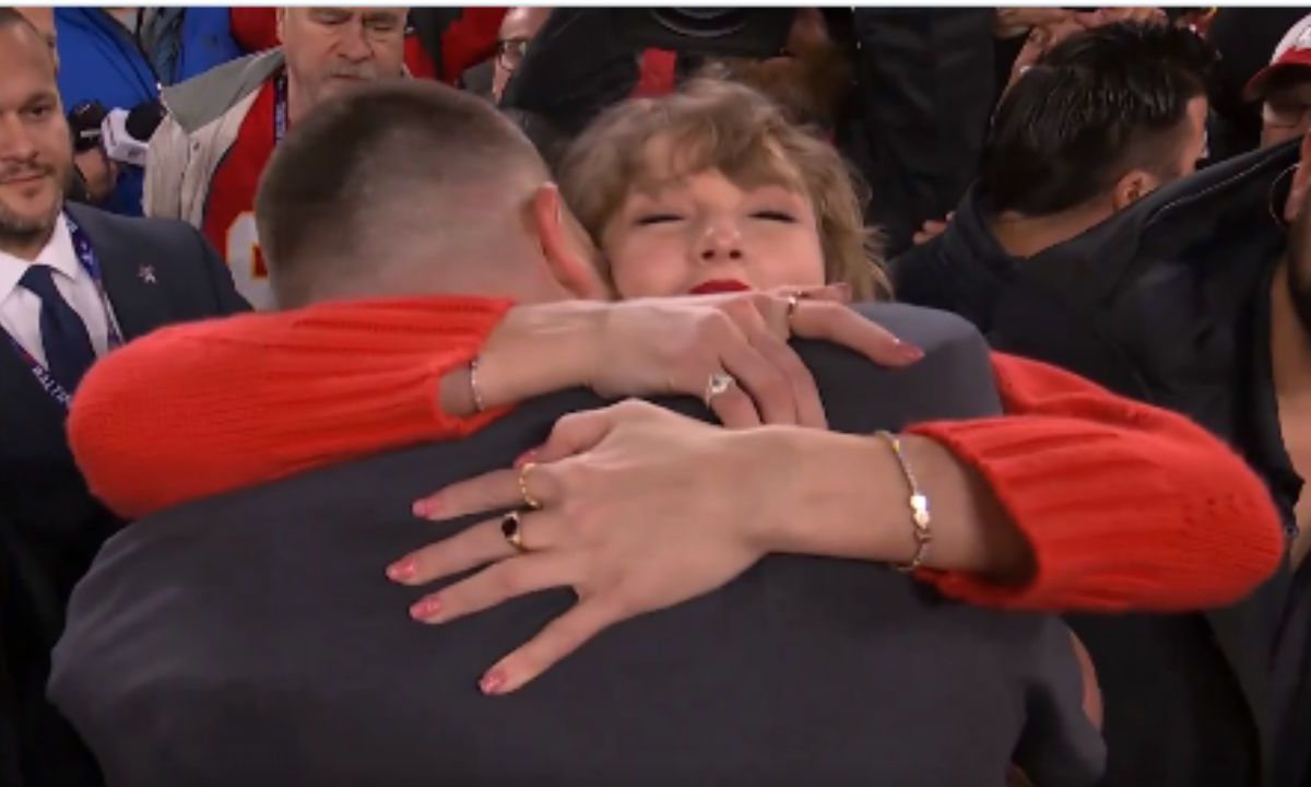 Foto:Captura de pantalla|VIDEO: Así fue el beso de Taylor Swift y Travis Kelce para festejar su pase al Super Bowl