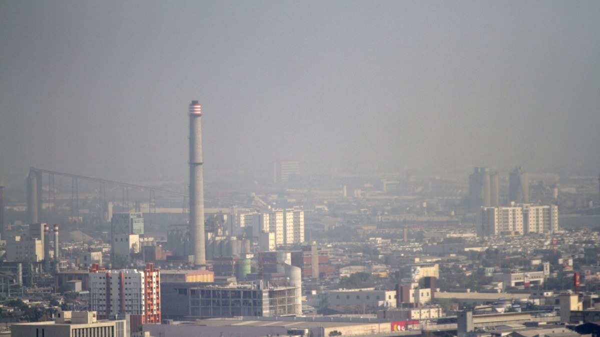 Durante la tarde de este viernes 12 de enero, el Gobierno de Nuevo León emitió una alerta ambiental por contaminación