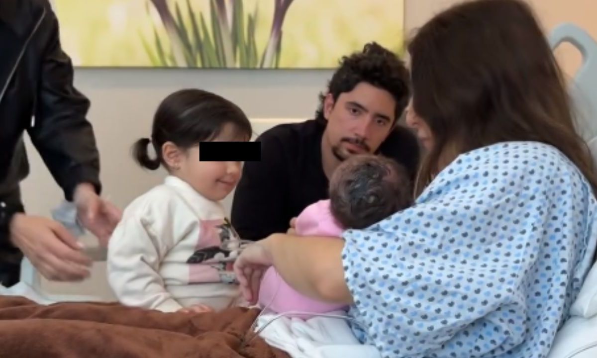 Foto:Captura de pantalla|VIDEO: Alex Fernández le da la bienvenida a su segunda hija