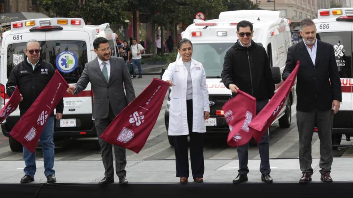 El jefe de Gobierno de la CDMX, Martí Batres, recibió 18 nuevas ambulancias donadas por el Gobierno de México