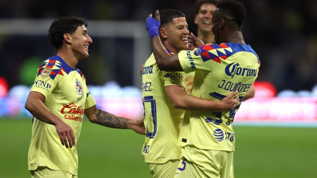 El campeón América logró derrotar 2-0 al Querétaro, en la presentación del equipo ante su afición en el Estadio Azteca