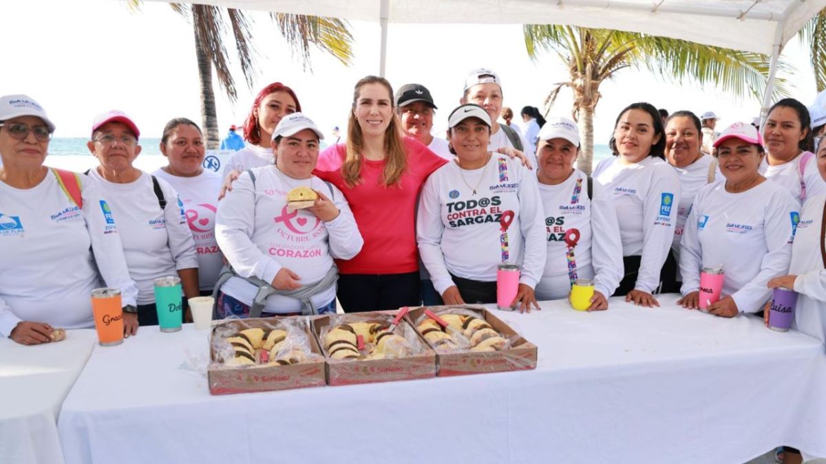 La Presidenta Municipal de Isla Mujeres, Atenea Gómez Ricalde, encabezó el tradicional corte de Rosca de Reyes, durante un emotivo encuentro
