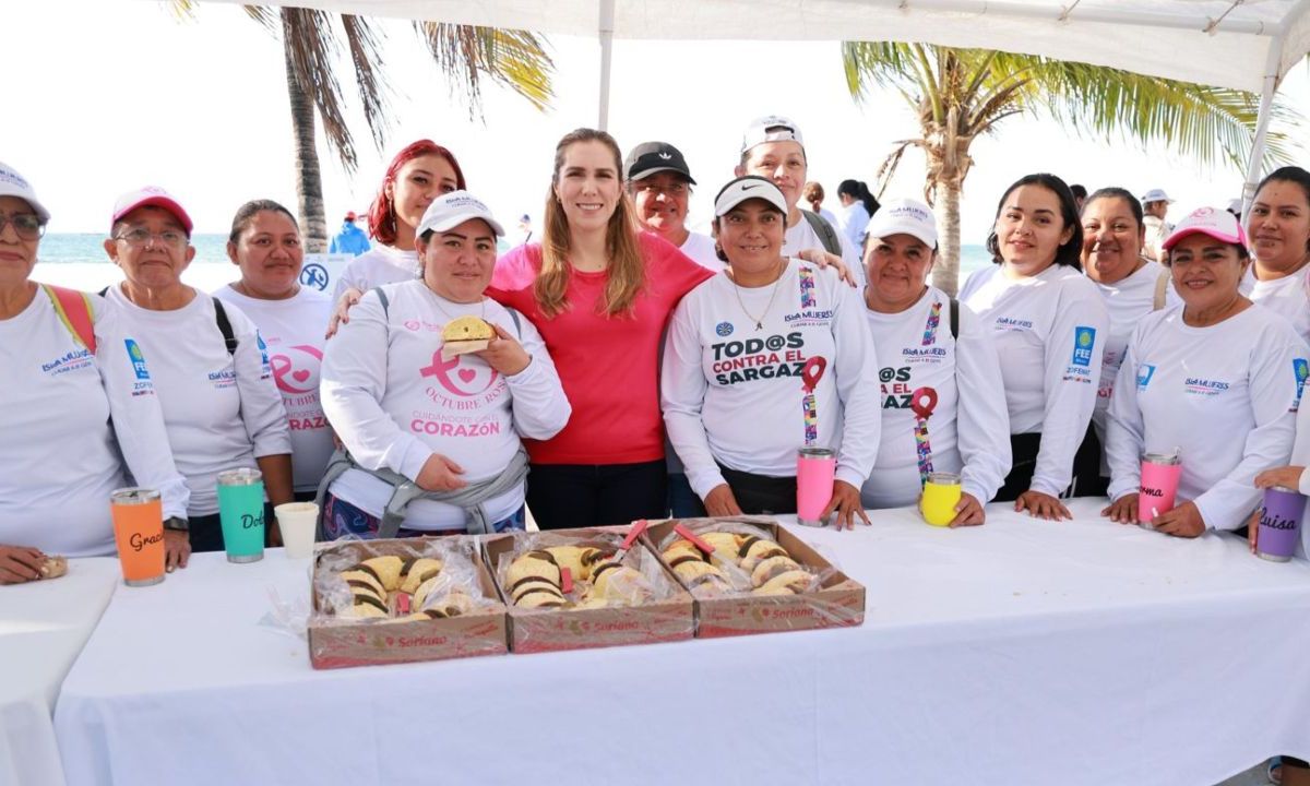 La Presidenta Municipal de Isla Mujeres, Atenea Gómez Ricalde, encabezó el tradicional corte de Rosca de Reyes, durante un emotivo encuentro