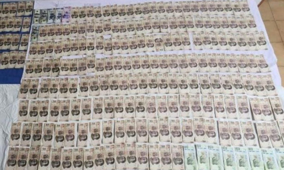 Policías de la CDMX hallaron 159 mil pesos dentro de una coladera en la alcaldía Iztacalco; sin embargo, los billetes serían falsos