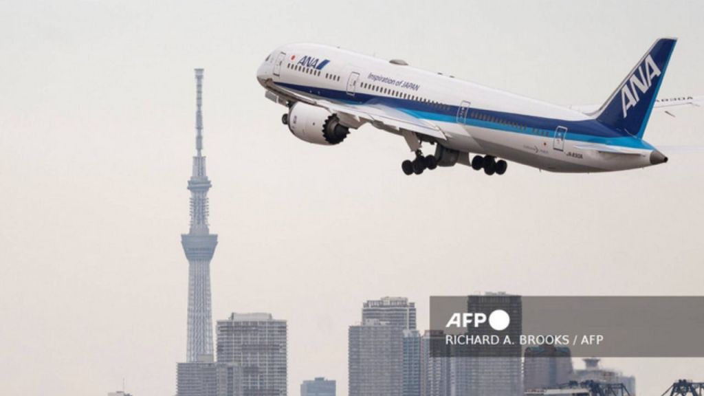 Boeing 737-800 regresó de emergencia al aeropuerto de Shin Chitose tras despegar con una grieta en una ventanilla