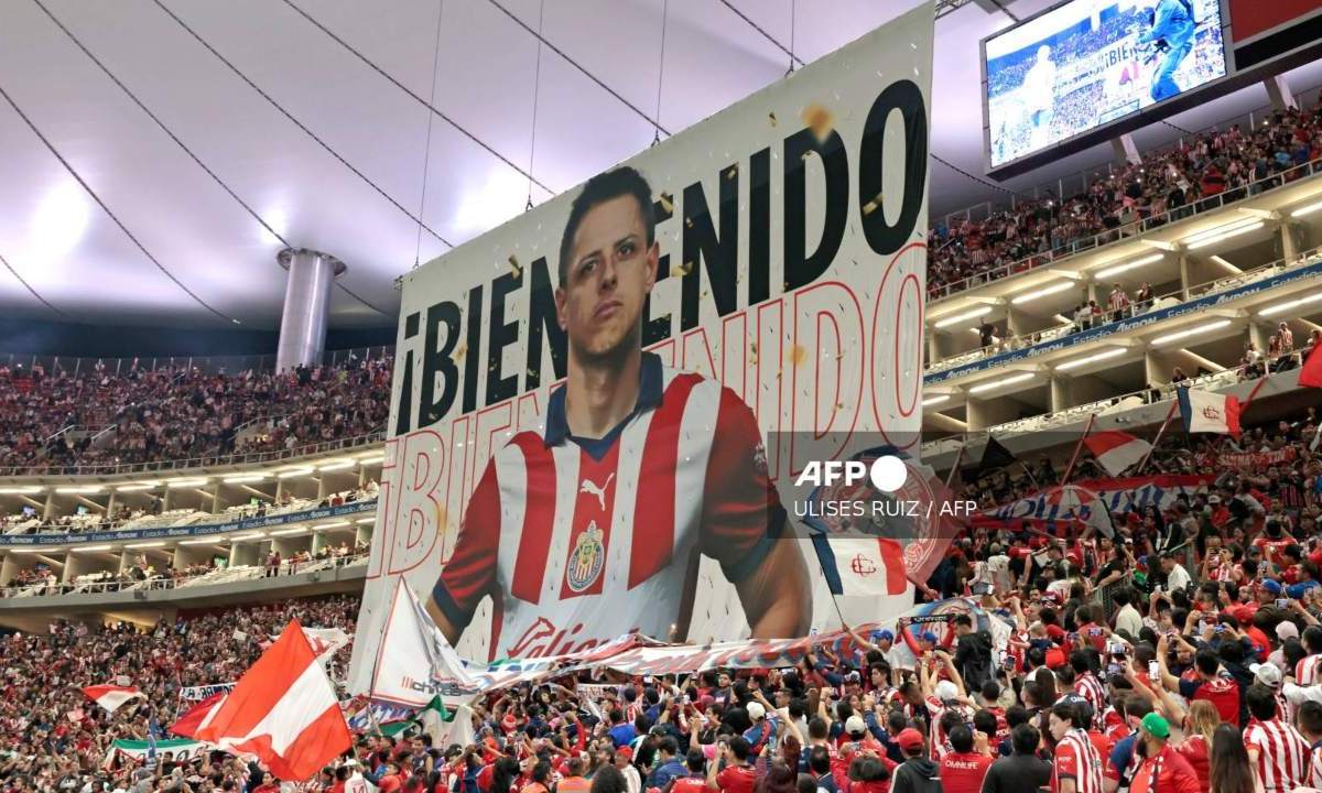 Ante más de 45 mil espectadores que abarrotaron el Estadio Akron, Javier 'Chicharito' Hernández fue presentado como refuerzo del Chivas