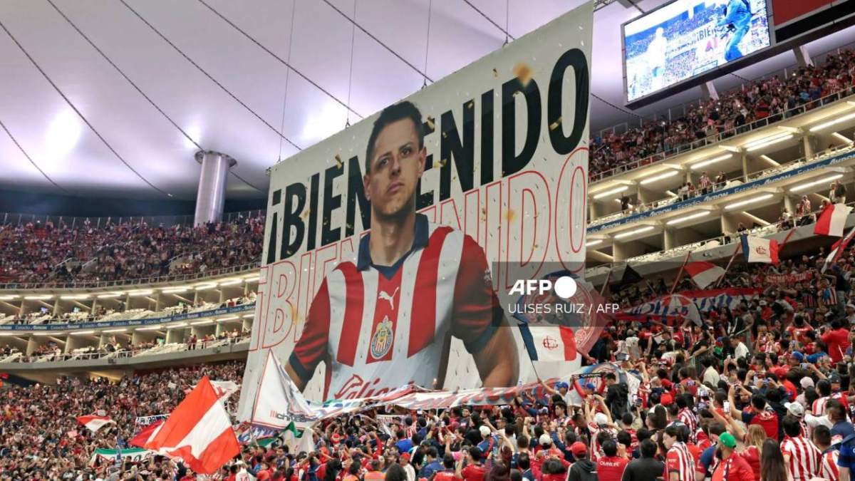 Ante más de 45 mil espectadores que abarrotaron el Estadio Akron, Javier 'Chicharito' Hernández fue presentado como refuerzo del Chivas
