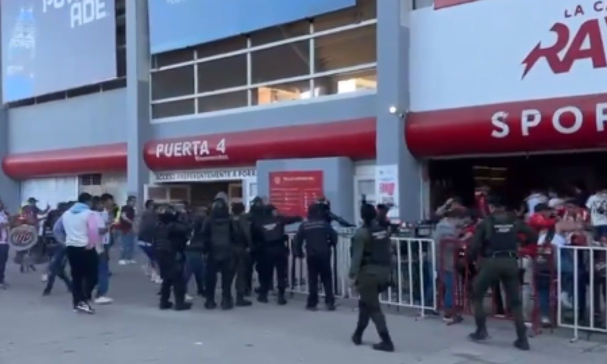Foto:Captura de pantalla|VIDEO: Barristas del Necaxa y Atlas pelean en el estadio Victoria