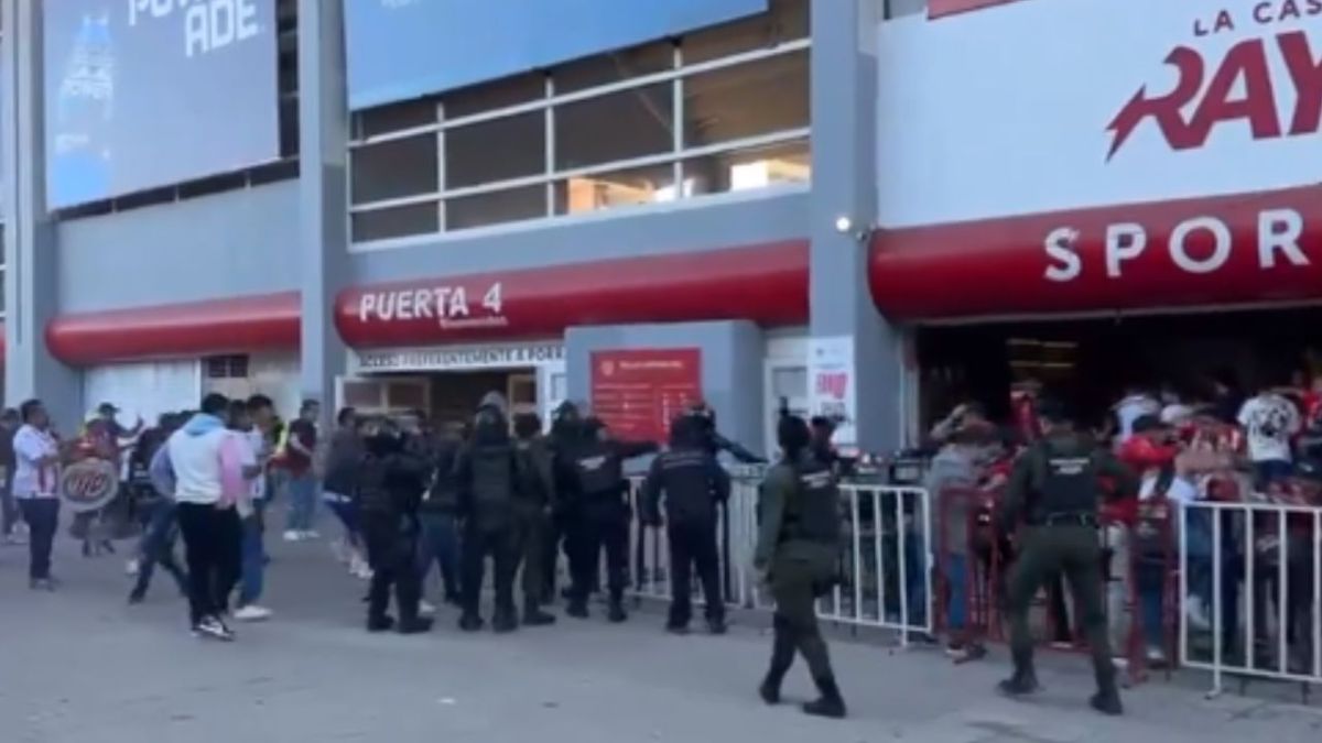 Foto:Captura de pantalla|VIDEO: Barristas del Necaxa y Atlas pelean en el estadio Victoria
