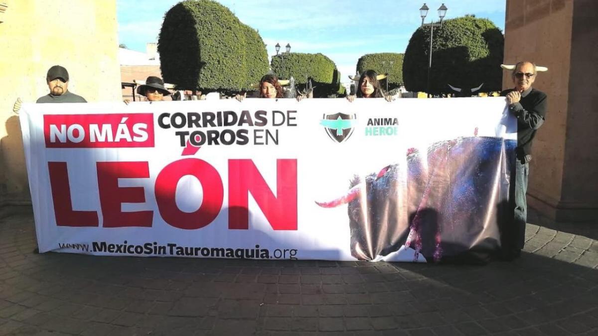 "Animal Heroes" se manifestó para pedir al gobernador de Guanajuato que no permita la celebración de corridas de toros en la Feria de León