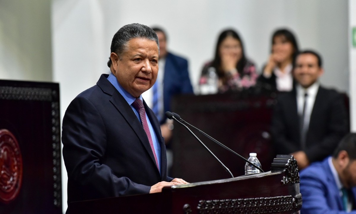 El gobernador Julio Menchaca presentó ante el Congreso de Hidalgo tres iniciativas y dos paquetes de reforma, informaron autoridades locales