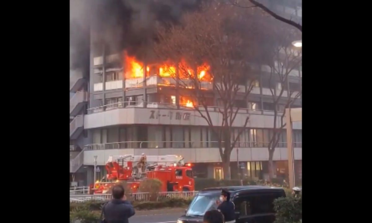 Incendio en un edificio de 12 pisos en el distrito de Nishi-Shinjuku deja al menos 7 heridos