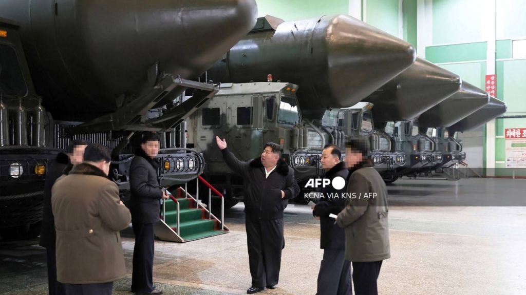 La agencia oficial KCNA informó que el líder norcoreano Kim Jong-Un llamó a expandir la producción de lanzadores de misiles