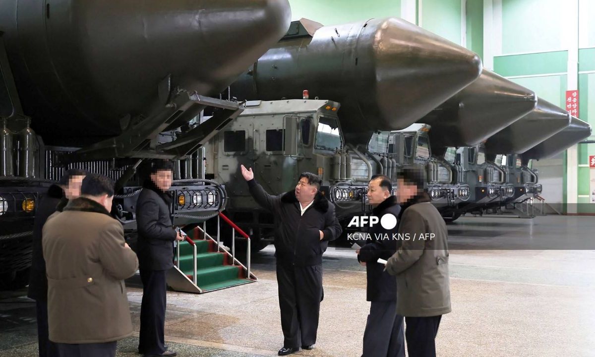La agencia oficial KCNA informó que el líder norcoreano Kim Jong-Un llamó a expandir la producción de lanzadores de misiles
