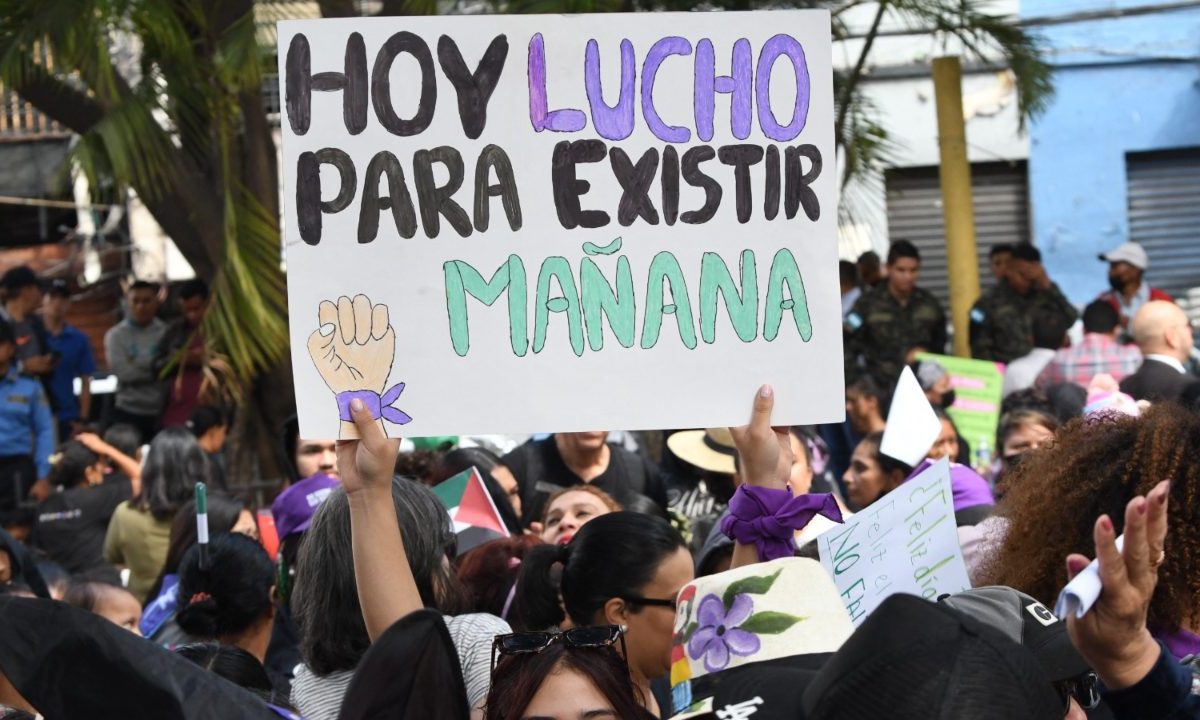 Vestidas de negro en señal de luto, unas 300 mujeres marcharon este jueves en Honduras para protestar por el aumento en los feminicidios