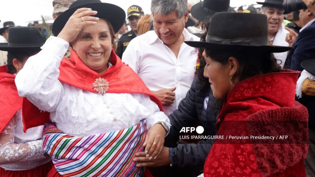 La presidenta de Perú, Dina Boluarte, fue agredida y zarandeada por dos mujeres que evadieron la seguridad durante un evento oficial