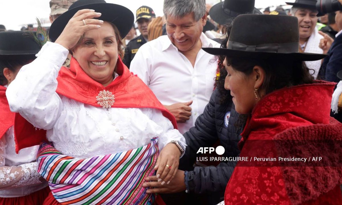 La presidenta de Perú, Dina Boluarte, fue agredida y zarandeada por dos mujeres que evadieron la seguridad durante un evento oficial