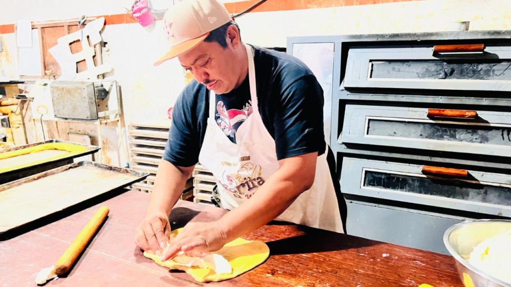 Desde los 13 años como panadero, Antonio Medina Balam mantiene viva una tradición familiar como lo es la Rosca de Reyes