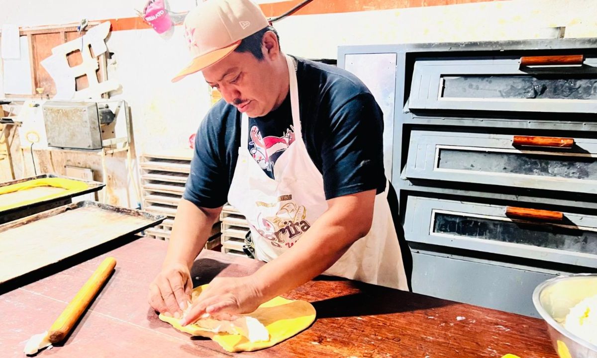 Desde los 13 años como panadero, Antonio Medina Balam mantiene viva una tradición familiar como lo es la Rosca de Reyes