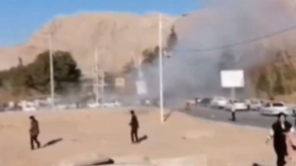 Foto:Captura de pantalla|Hay más de 100 muertos tras 2 explosiones en un cementerio de Kerman