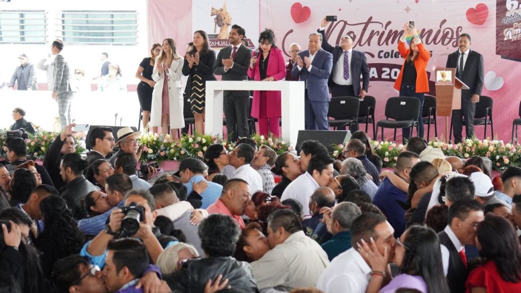 Rompen récord bodas colectivas en Neza con mil 200 parejas unidas