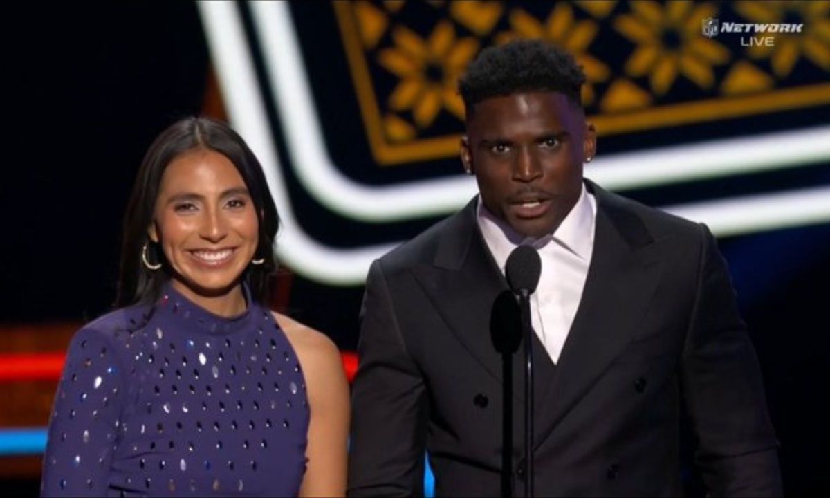 Diana Flores entrega reconocimiento en los NFL Honors