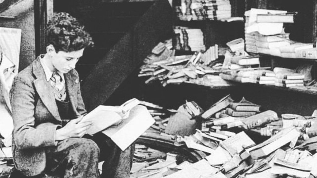 Niño leyendo en una librería destruida durante un bombardeo en Londres en 1940.
