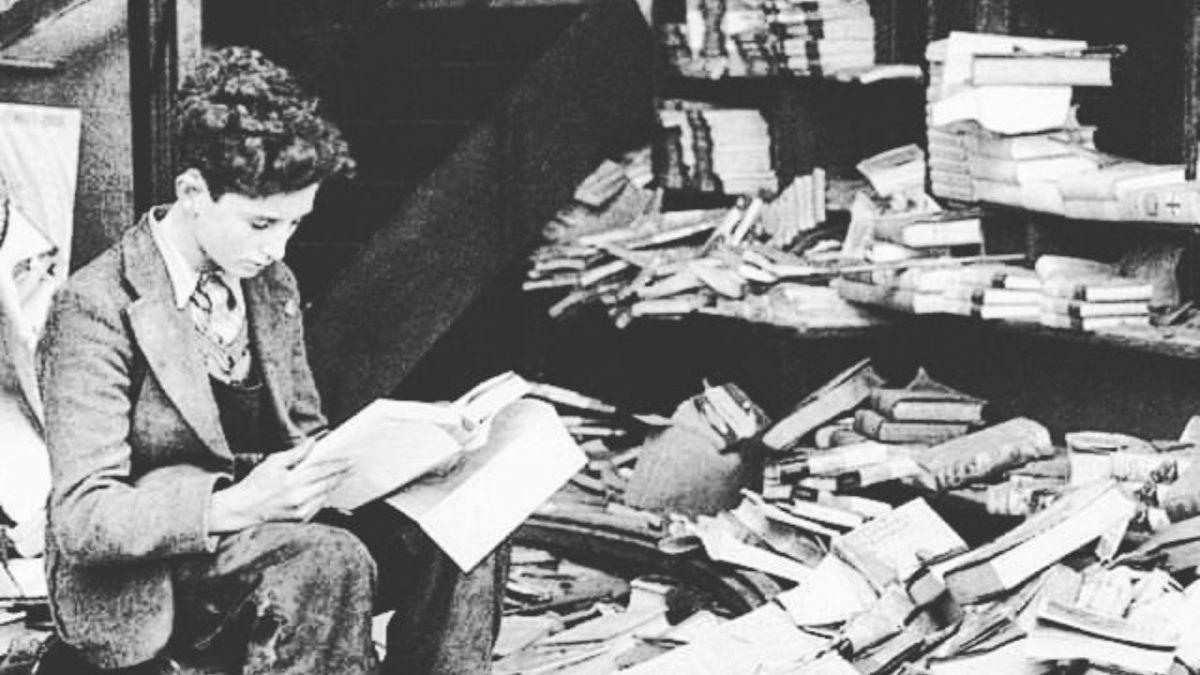 Niño leyendo en una librería destruida durante un bombardeo en Londres en 1940.