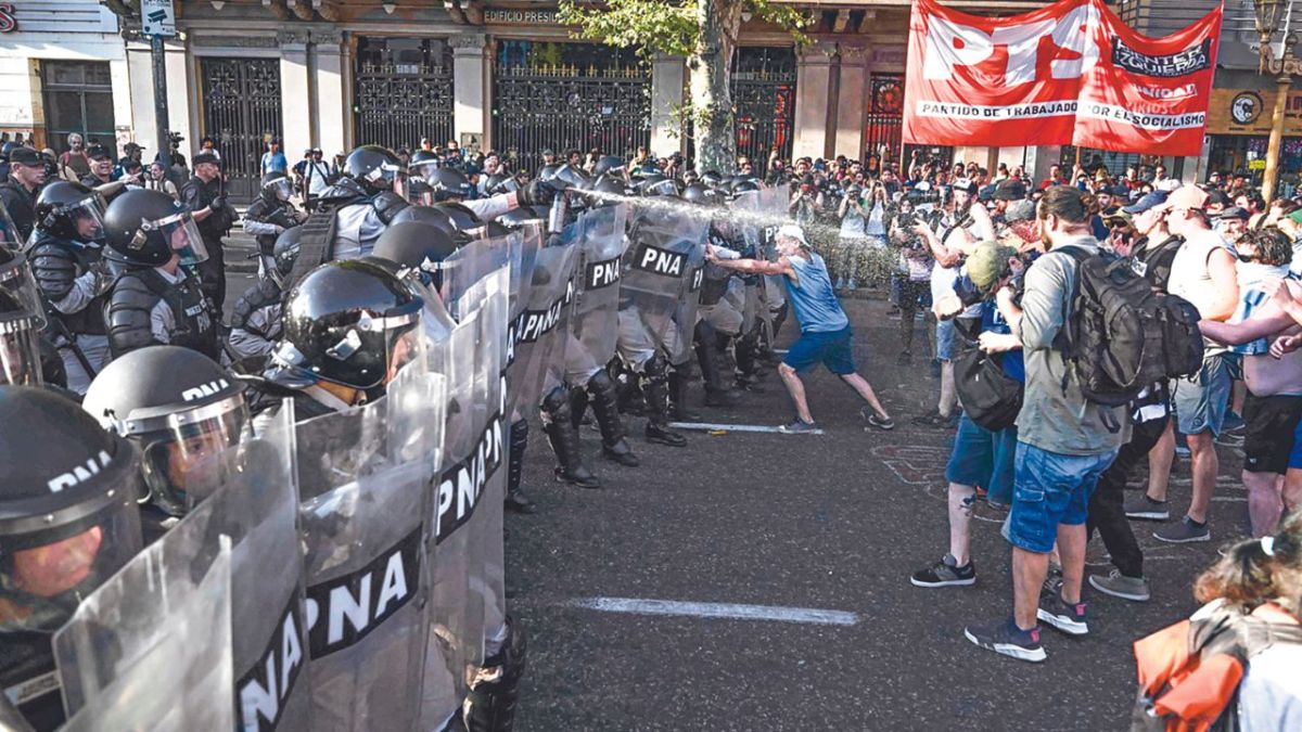 OPOSICIÓN. Los diputados de oposición criticaron las reformas del gobierno, mientras los habitantes se enfrentaron a la Policía durante una manifestación en Buenos Aires en contra del plan del presidente Javier Milei.