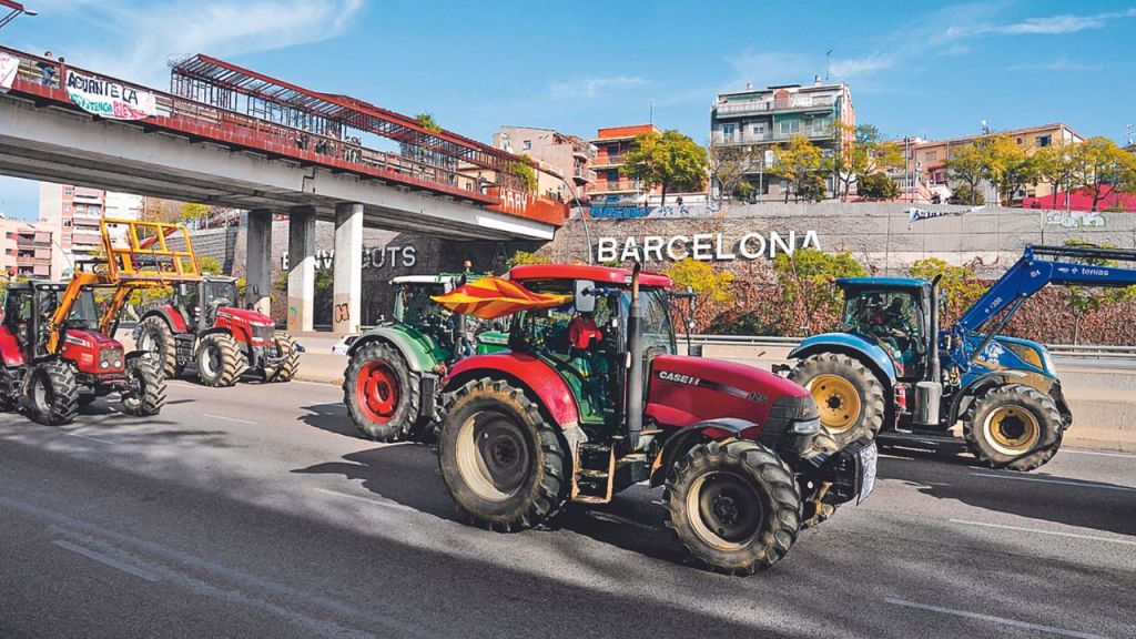 LUCHA. Los trabajadores arribaron ayer en sus tractores por el norte de Barcelona.