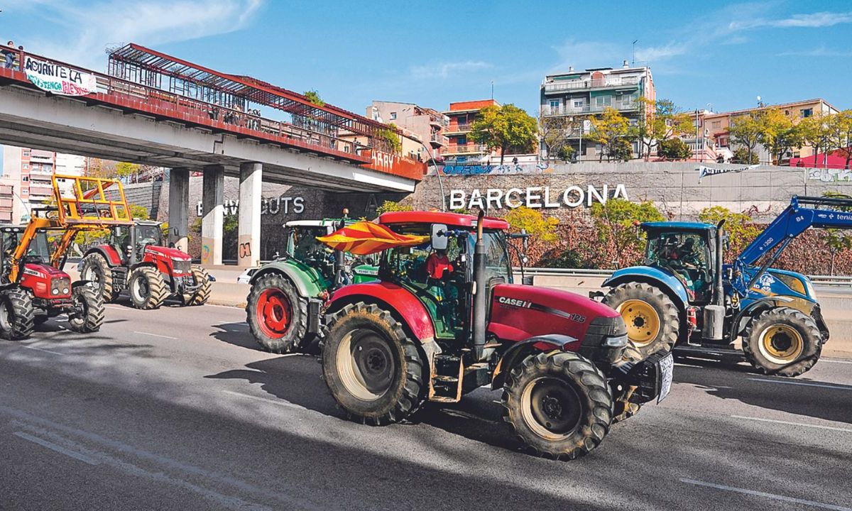 LUCHA. Los trabajadores arribaron ayer en sus tractores por el norte de Barcelona.