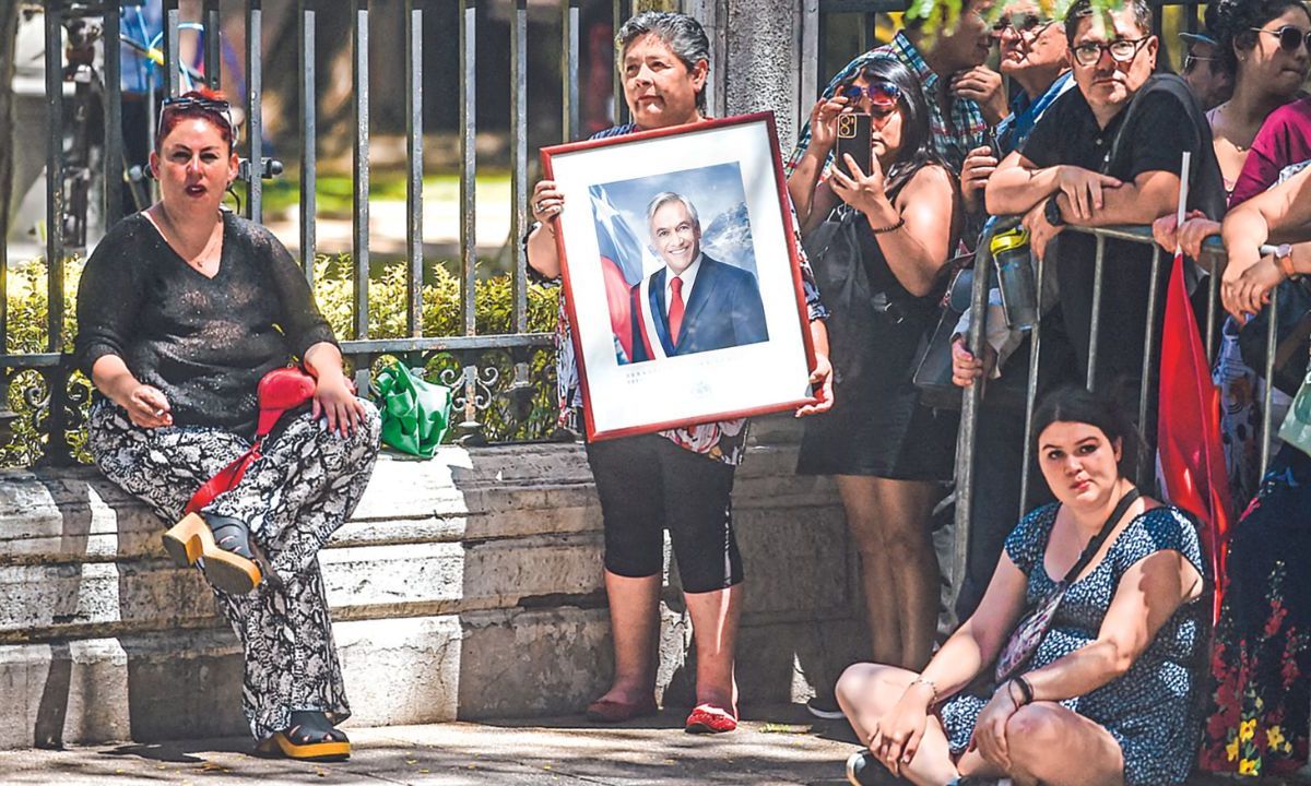 LUTO NACIONAL. Simpatizantes de Sebastián Piñera se reunieron ayer frente al Palacio del Congreso Nacional en Santiago para despedir el féretro con el cuerpo del expresidente chileno.