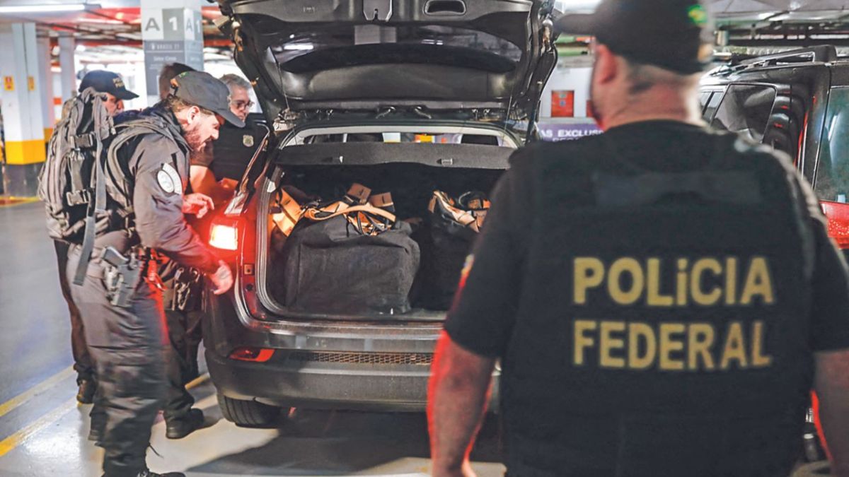 PROCESO. Agentes de la Policía Federal ejecutaron ayer una operación en la sede del Partido Liberal dirigida contra algunos de los principales colaboradores del expresidente conservador Jair Bolsonaro, en la capital Brasilia.