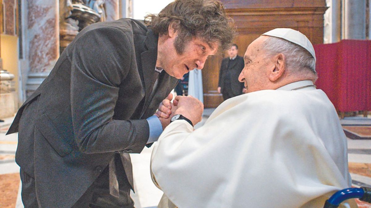RECONCILIACIÓN. Con un abrazo y palabras afectuosas, Francisco recibió al presidente de Argentina, Javier Milei, en el Vaticano, en el primer encuentro público tras una reunión en privado.