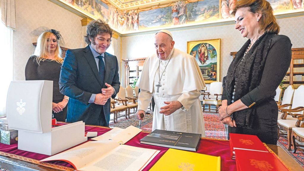 ENCUENTRO OFICIAL. El Papa intercambió regalos ayer con el presidente de Argentina, Javier Milei, durante una audiencia privada en El Vaticano. CRÉDITO: AFP/VATICAN MEDIA